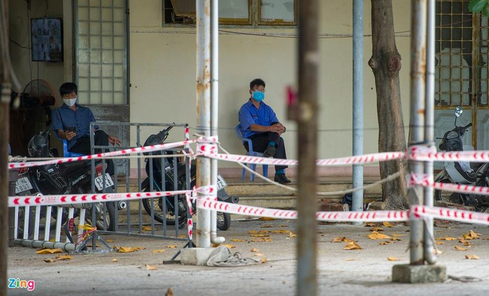 Lực lượng bảo vệ chợ Nại Hiên Đông túc trực 24/24h mỗi ngày, nhằm giải quyết các trường hợp tiểu thương vào chợ lấy dụng cụ buôn bán và đồ dùng cá nhân.