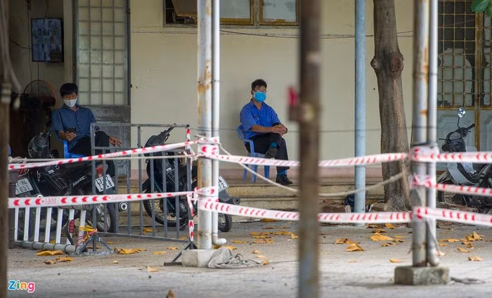 Lực lượng bảo vệ chợ Nại Hiên Đông túc trực 24/24h mỗi ngày, nhằm giải quyết các trường hợp tiểu thương vào chợ lấy dụng cụ buôn bán và đồ dùng cá nhân.