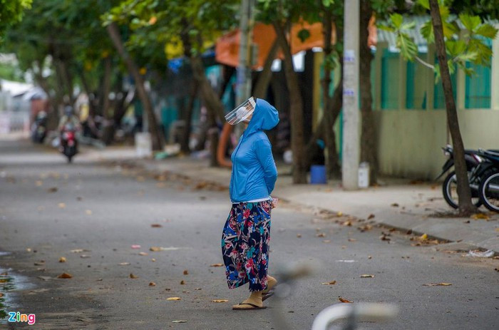 Nhiều người dân trong khu vực phong tỏa mang phương tiện bảo hộ khi đi ra ngoài đường.