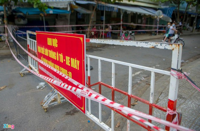 Đường Ngô Trí Hòa dẫn vào chợ bị phong tỏa hoàn toàn. Nhiều người dân chưa biết thông tin đã đi qua con đường này nhưng khi tới khu vực rào chắn, họ buộc phải quay đầu.