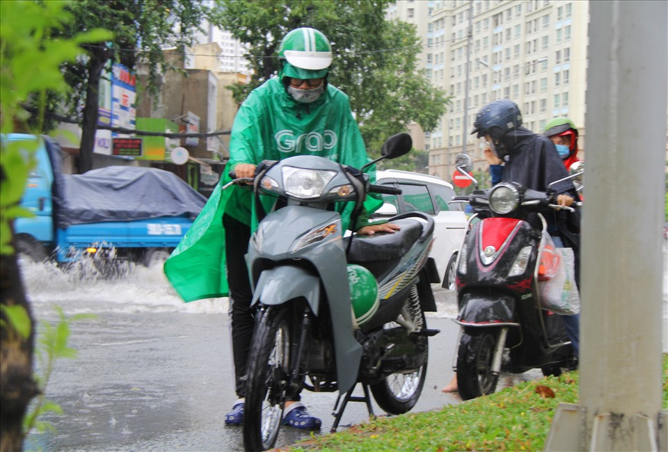Anh Hoàng Bắc (27 tuổi, quận Thủ Đức ) cho biết đường này cứ mưa lớn là ngập, tình trạng này đã kéo dài nhiều năm. "Hôm nay chủ quan nên không may xe bị chết máy", anh Bắc nói thêm.