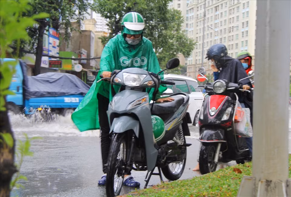 Anh Hoàng Bắc (27 tuổi, quận Thủ Đức ) cho biết đường này cứ mưa lớn là ngập, tình trạng này đã kéo dài nhiều năm. "Hôm nay chủ quan nên không may xe bị chết máy", anh Bắc nói thêm.