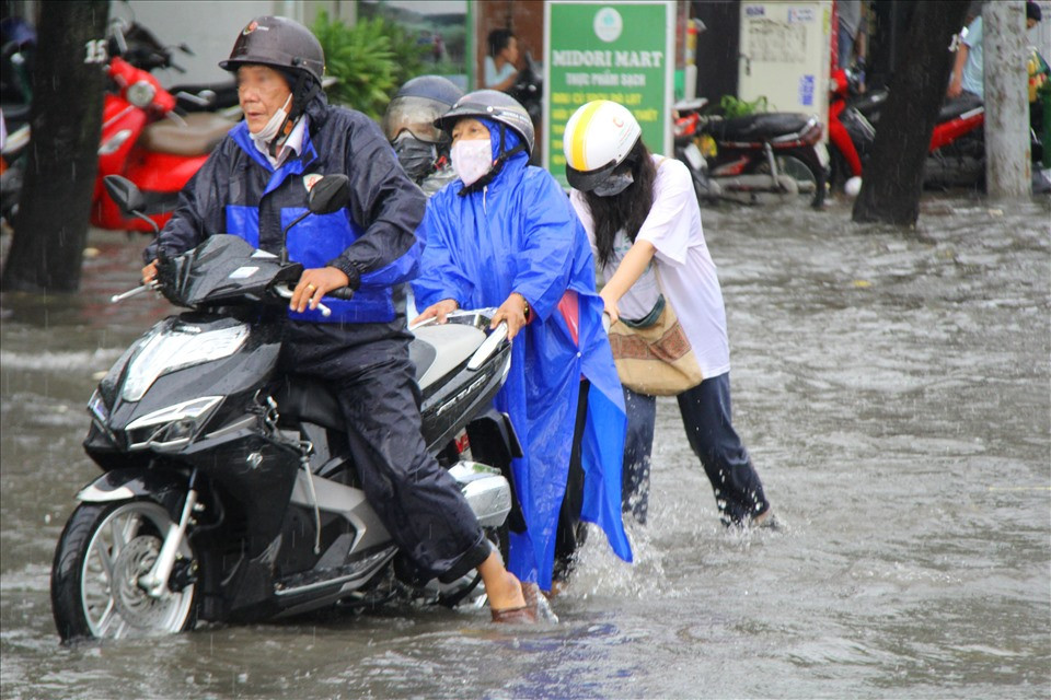 Nhiều người cố gắng vượt qua đoạn đường ngập nước dẫn tới xe bị chết máy.
