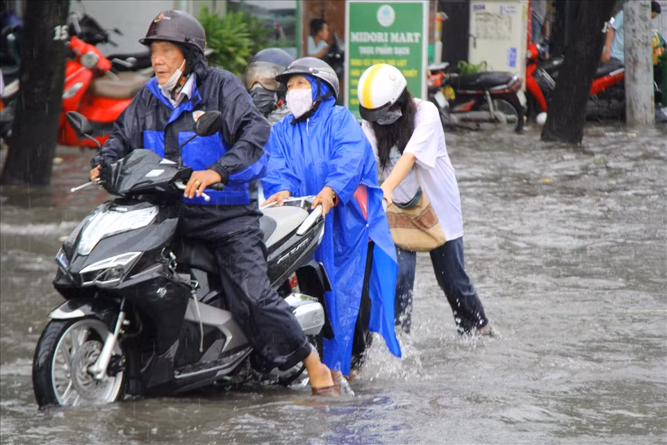 Nhiều người cố gắng vượt qua đoạn đường ngập nước dẫn tới xe bị chết máy.