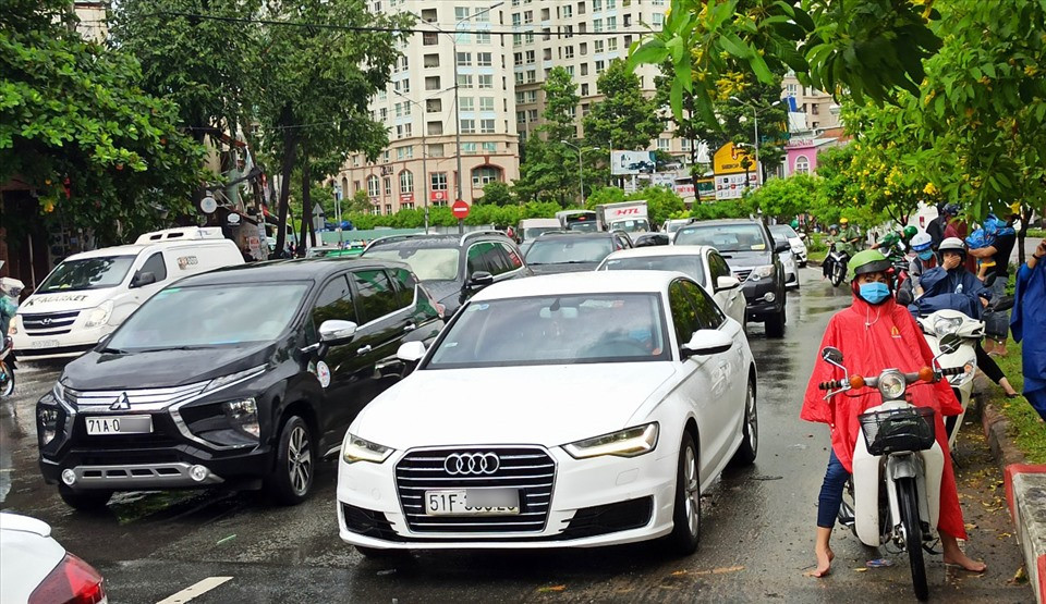 Mưa lớn khiến các phương tiện di chuyển qua khu vực khá khó khăn, nhiều thời điểm xảy ra ùn tắc, các phương tiện phải "chôn chân" tại chỗ. 