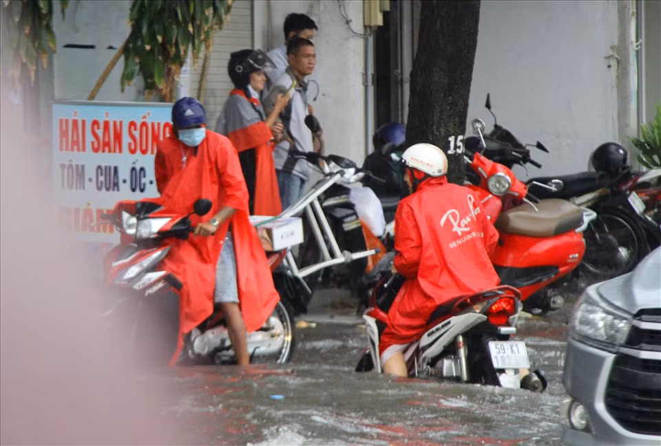 Người đàn ông vật vã vượt qua đoạn ngập.