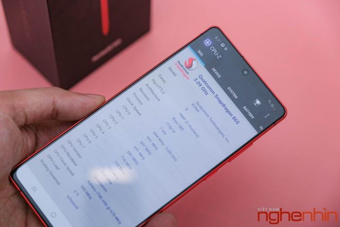 Màn hình của máy vẫn có kích thước 6.7inch độ phân giải FHD+ tấm nền Super Amoled+ hỗ trợ HDR10+ với chấm đục lỗ bên trên chứa camera selfie.