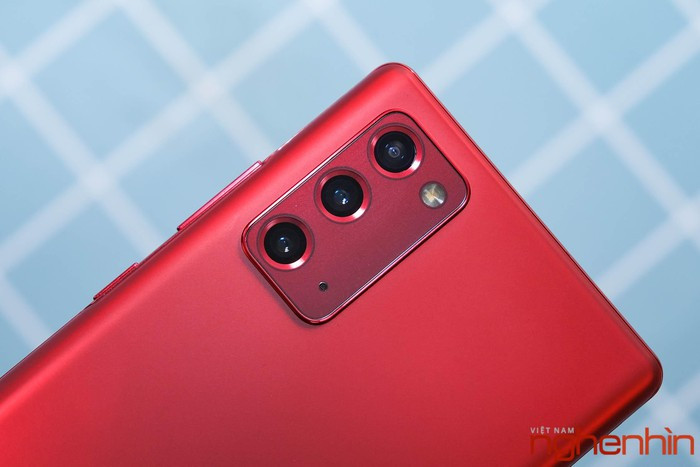 Galaxy Note 20 Mystic Red được mang sắc đỏ rực rỡ, mang lại vẻ đẹp quyến rũ cho những người yêu thích màu sắc đặc biệt cũng như fan của cô nàng Jenie trong nhóm nhạc BlackPink. Mặt lưng của máy vẫn hoàn thiện từ nhựa cùng khung viền kim loại.