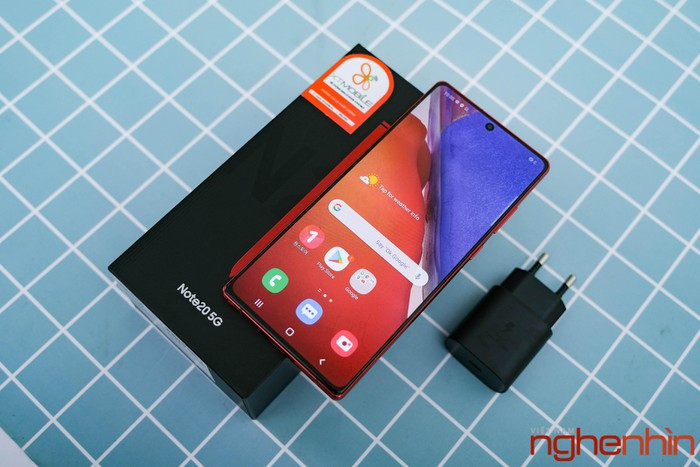 Thông số cụm camera trên Galaxy Note 20 5G Mystic Red vẫn có độ phân giải lần lượt là 12MP, 64MP tele photo và 12MP Ultrawide, Pin trang bị 4300mAh cùng sạc nhanh 25W.