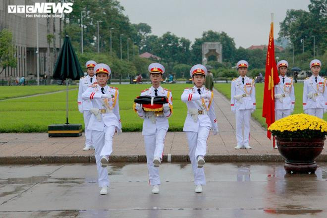 Đội tiêu binh Bộ Tư lệnh Bảo vệ Lăng Chủ tịch Hồ Chí Minh mang theo lá cờ được gắn dải băng tang.
