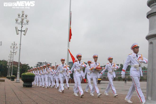 Sau khi kết thúc nghi lễ treo cờ rủ Quốc tang, các chiến sĩ tiêu binh thực hiện điều lệnh trở về đơn vị.