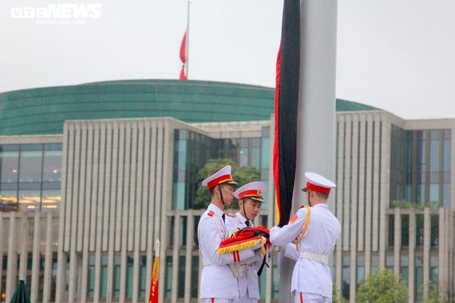 Trên cờ rủ buộc dải băng đen, chiều rộng bằng 1/10 lá cờ, chiều dài bằng một nửa lá cờ. Lá cờ rủ được treo lên đến điểm 2/3 cột cờ thay vì treo cao như ngày thường.