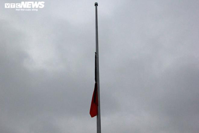 Lá cờ rủ được treo lên sau khi kết thúc nghi lễ. Lễ viếng nguyên Tổng Bí thư Lê Khả Phiêu được tổ chức tại Nhà tang lễ quốc gia, số 5 Trần Thánh Tông, Hà Nội bắt đầu từ 8h ngày 14/8/2020 đến 12h ngày 15/8/2020. Lễ truy điệu tổ chức vào 12h30 ngày 15/8/2020 tại đây. Lễ an táng lúc 14h cùng ngày tại Nghĩa trang Mai Dịch, Hà Nội.