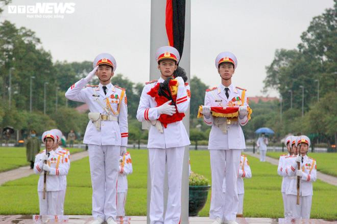 Các chiến sĩ thực hiện nghi lễ Chào cờ.