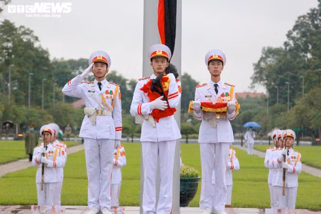 Các chiến sĩ thực hiện nghi lễ Chào cờ.