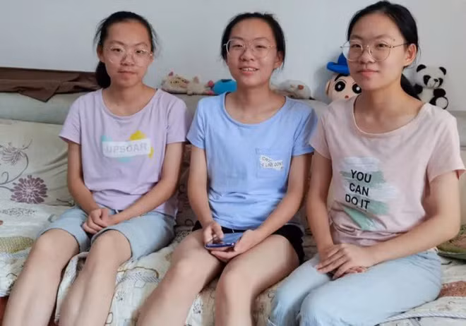 Chi em sinh ba trung tuyen cung truong dai hoc o Trung Quoc