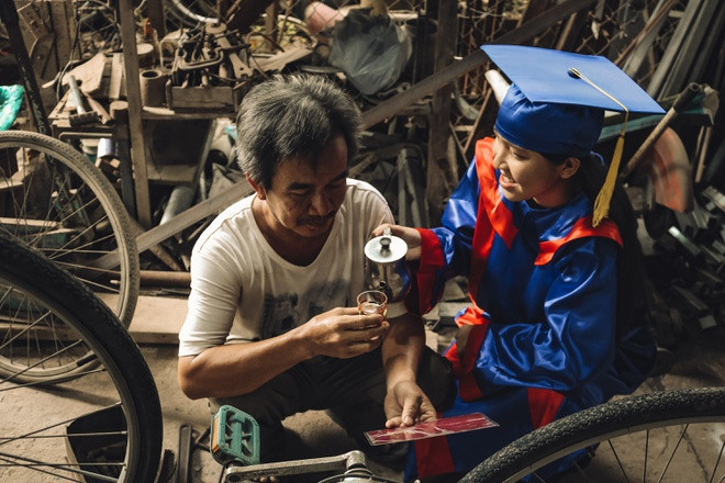 Chup anh ky yeu 0 dong voi bo sua xe, me ban hang