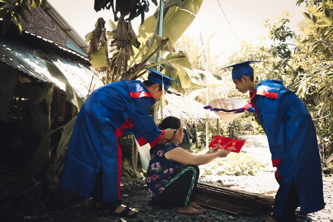 THPT Ngô Văn Nhạc là điểm trường vùng sâu, việc di chuyển đến từng hộ gia đình gặp nhiều khó khăn. "Khi đi trời nắng nhưng tới nơi trời lại mưa, có lúc thầy trò không thể chụp ảnh hoặc mất cả ngày để ghi lại một khoảnh khắc" - thầy Thông nói.