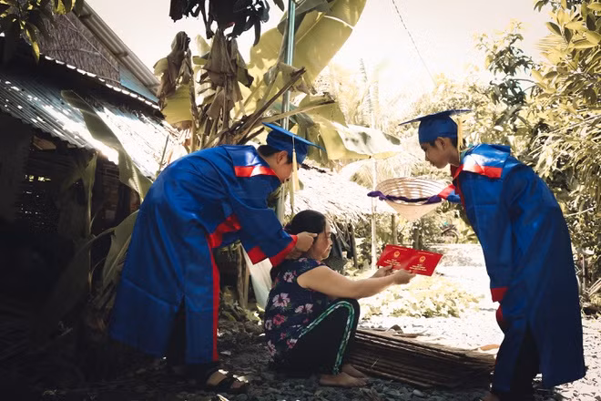 THPT Ngô Văn Nhạc là điểm trường vùng sâu, việc di chuyển đến từng hộ gia đình gặp nhiều khó khăn. "Khi đi trời nắng nhưng tới nơi trời lại mưa, có lúc thầy trò không thể chụp ảnh hoặc mất cả ngày để ghi lại một khoảnh khắc" - thầy Thông nói.