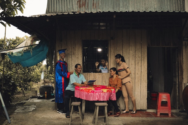 Thầy giáo Địa lý mong học sinh biết ý nghĩa thực sự của việc chụp ảnh kỷ yếu. Đây cũng là món quà thầy Thông gửi đến học sinh trước khi xa mái trường cấp 3. 