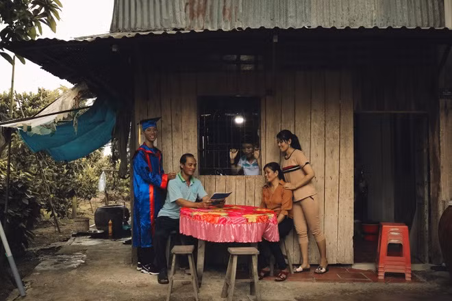 Thầy giáo Địa lý mong học sinh biết ý nghĩa thực sự của việc chụp ảnh kỷ yếu. Đây cũng là món quà thầy Thông gửi đến học sinh trước khi xa mái trường cấp 3. 