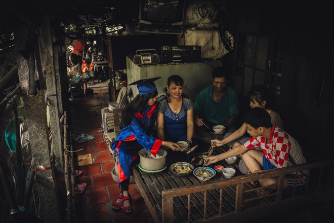 Trong số những hình ảnh đã chụp, thầy Thông yêu thích nhất khung cảnh mâm cơm của gia đình. "Khi tới nhà gia đình em đang dọn cơm nên tôi chụp liền khoảnh khắc này. Bức ảnh chân thực, gần gũi. Nhiều khi đi chụp, đến nhà học sinh, tôi còn được mời ăn cơm, ăn trái cây" - thầy giáo chia sẻ.