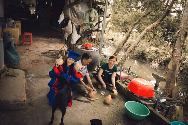 Chia sẻ về ý tưởng của bộ ảnh kỷ yếu, thầy Thông nói: "Tôi nghĩ mình cần làm gì đó vì phụ huynh luôn mong muốn cùng con ghi dấu hình ảnh đẹp trước khi tốt nghiệp".