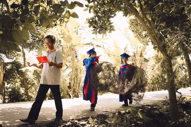 Trong một tháng, thầy Thông cùng học sinh Quang Huy đến tận nhà của hơn 20 bạn để chụp ảnh kỷ yếu. Lớp 12A1 có 40 thành viên. Việc đi lại gặp nhiều khó khăn nên thầy Thông không thể thực hiện ảnh cho cả lớp. 