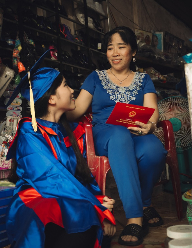 Trang phục kỷ yếu được thầy Thông cho học sinh mượn nên bộ ảnh lớp 12A1 hoàn toàn không tốn phí.