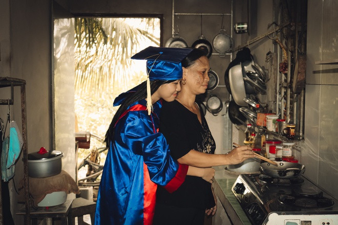 "Tôi muốn được đi đến hết nhà của 40 em trong lớp nhưng khoảng cách quá xa, thời tiết mưa gió nên bộ ảnh không thể trọn vẹn" - thầy Thông nói.