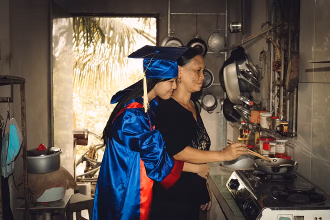 "Tôi muốn được đi đến hết nhà của 40 em trong lớp nhưng khoảng cách quá xa, thời tiết mưa gió nên bộ ảnh không thể trọn vẹn" - thầy Thông nói.