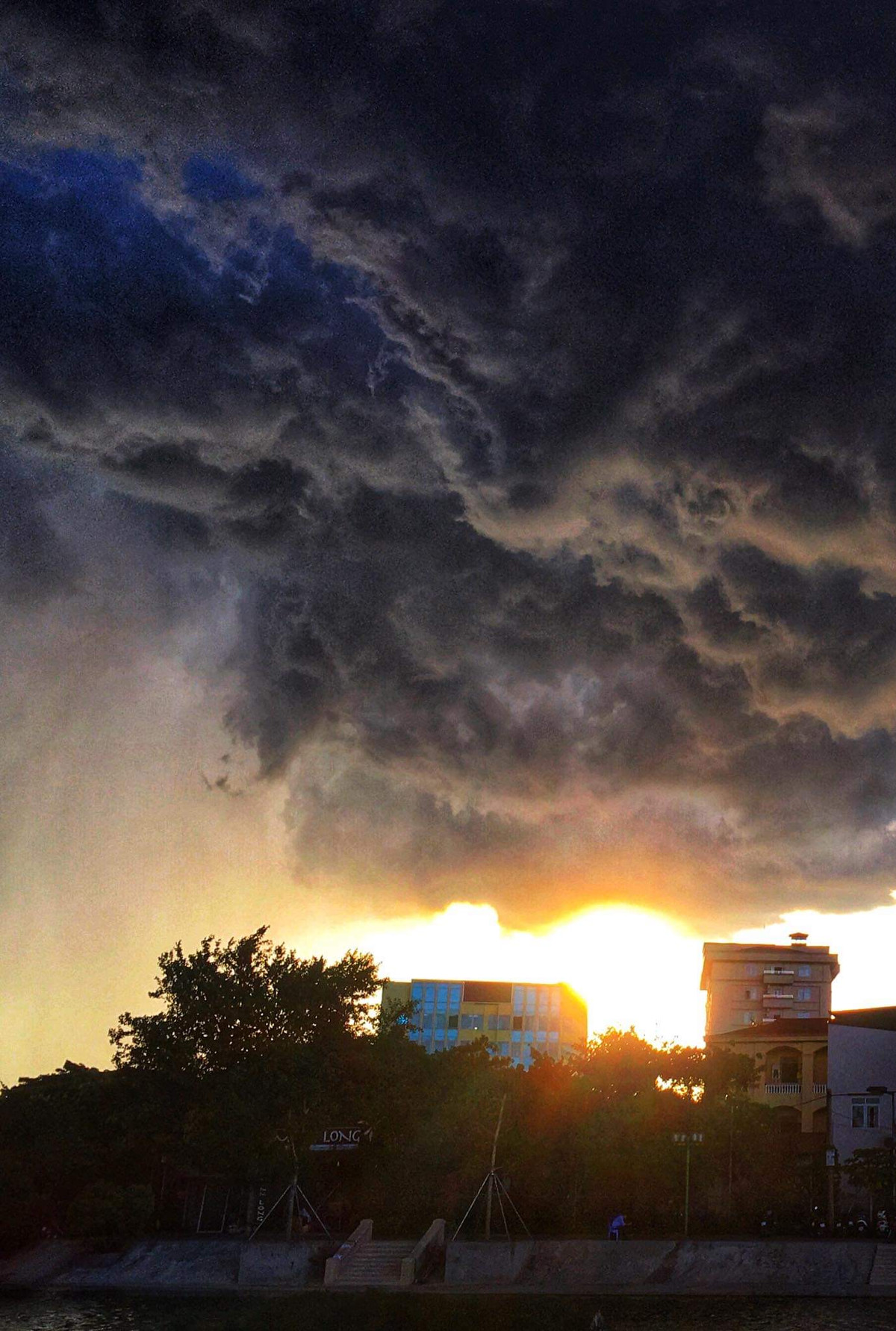 Do ra đời khá lâu nên Apple chỉ trang bị cho iPhone 6 camera sau 8.0 MPx và camera phía trước 1.2 MPx cùng khẩu độ góc lấy nét f/2.0.