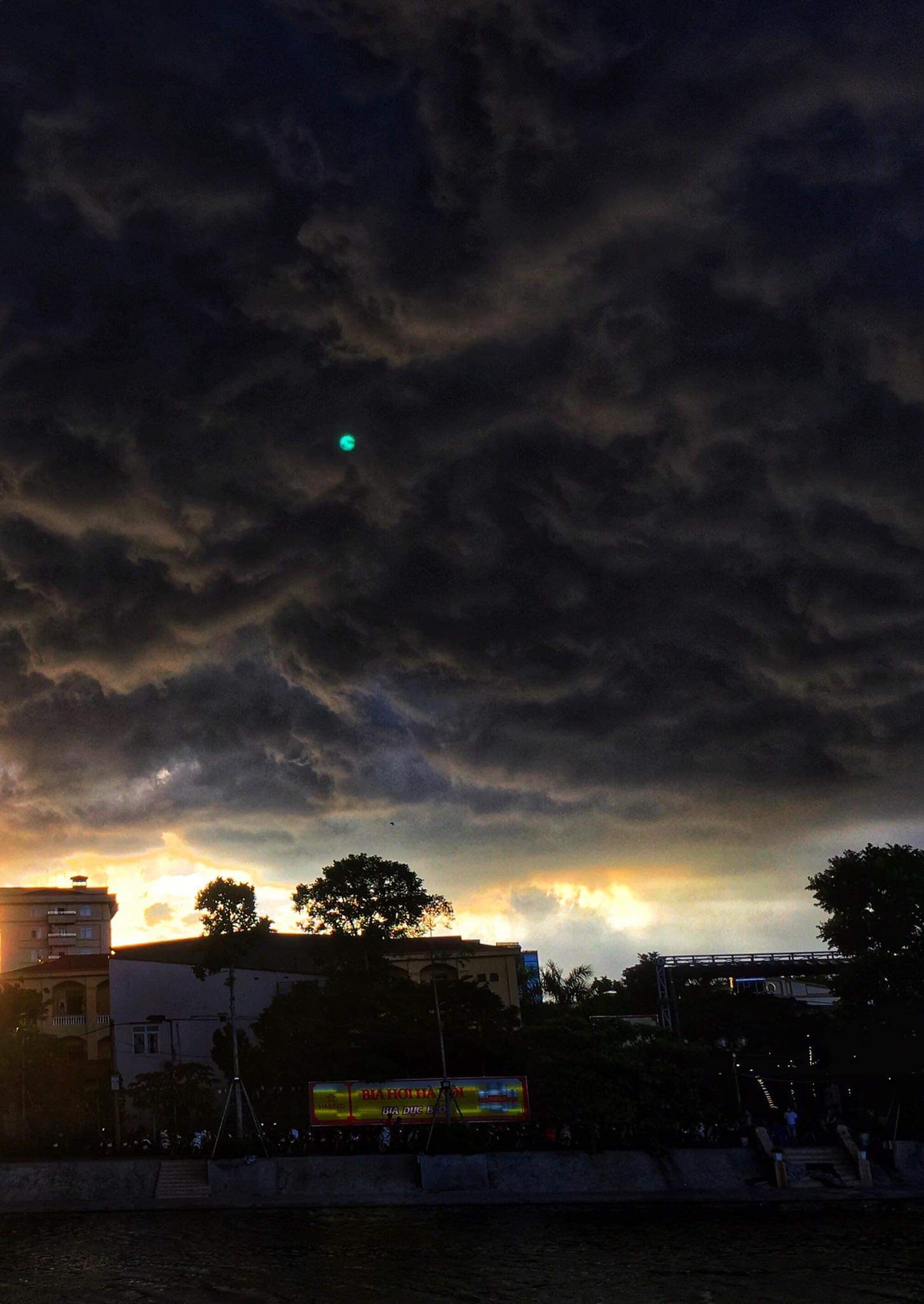 Không chỉ chụp ảnh tốt, khả năng quay video của iPhone 6 cũng khá ổn. iPhone 6 có khả năng quay full HD và chế độ quay chậm đáng nể. Từng cử động một sẽ được ghi lại chính xác đến bất ngờ như một máy quay chuyên nghiệp.