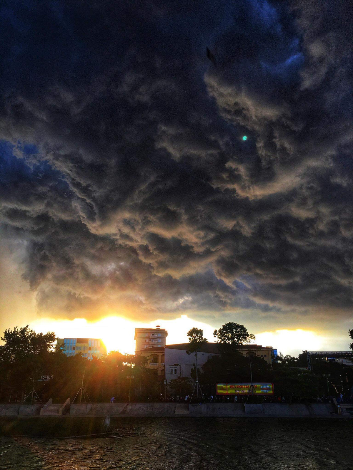 Nếu đem so sánh iPhone 6 với các smartphone hiện nay như Samsung, Huawei, Oppo thì đó là khoảng cách một trời một vực.