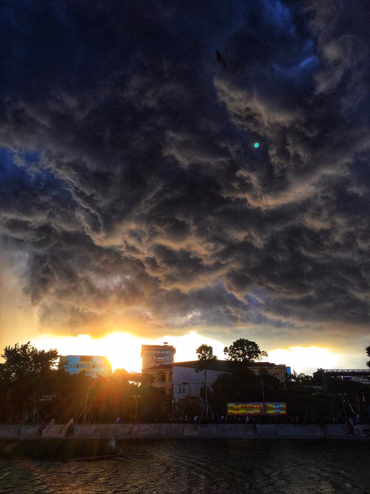 Nếu đem so sánh iPhone 6 với các smartphone hiện nay như Samsung, Huawei, Oppo thì đó là khoảng cách một trời một vực.