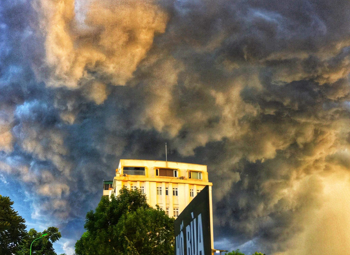 Tuy nhiên, ít người biết rằng iPhone 6 được trang bị khả năng chống rung quang học OIS giúp giảm thiểu tối đa ảnh bị rung, nhòe do quá trình di chuyển trong lúc chụp. Khẩu độ f/2.0 cho phép mở rộng góc chụp để lấy được ảnh ở nhiều góc độ khác nhau.