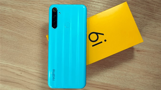 Điểm nhấn trên Realme 6i chính là việc sở hữu con chip Helio G80, đây là con chip chuyên game tầm trung mới nhất của MediaTek, kết hợp cùng GPU Mali-G52 MC2, RAM 4GB + ROM 128GB, đảm bảo mọi thứ hoạt động trơn mượt, bao gồm cả chiến game.
