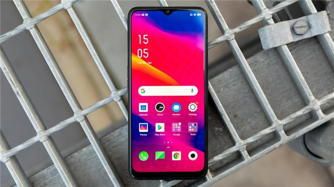 Oppo A5 2020 có màn hình giọt nước 6,5 inch khá lớn, độ phân giải HD+ cùng tấm nền IPS quen thuộc. Máy được trang bị bộ vi xử lý Qualcomm Snapdragon 665, RAM 4GB đảm bảo các tác vụ cơ bản hàng ngày mượt mà, trong khi bộ nhớ trong 128GB giúp lưu trữ, cài đặt game, ứng dụng thoải mái hơn.