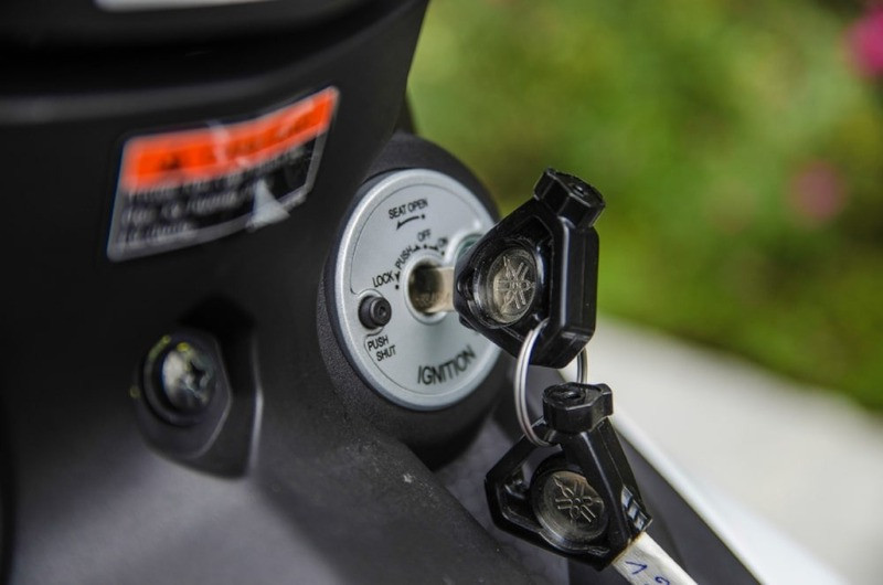 Đánh giá tình huống các tài sản của nạn nhân vẫn nguyên vẹn, Ban chuyên án nhận định đây không phải là án giết người để cướp tài sản. Căn cứ vào tình trạng vết đâm từ sau ra trước, chìa khóa xe vẫn trong trạng thái mở, có thể nghĩ tới khả năng nạn nhân chở hung thủ trên chiếc xe máy này. Khi đi đến khu vực hiện trường, có thể đối tượng tạo cớ bảo lái xe dừng lại, rồi rút dao tấn công từ phía sau. Như vậy, rất có thể nạn nhân và hung thủ có quan hệ với nhau nên mới cùng đi đến khu vực hẻo lánh này trong đêm tối. (Ảnh minh họa, nguồn internet) 