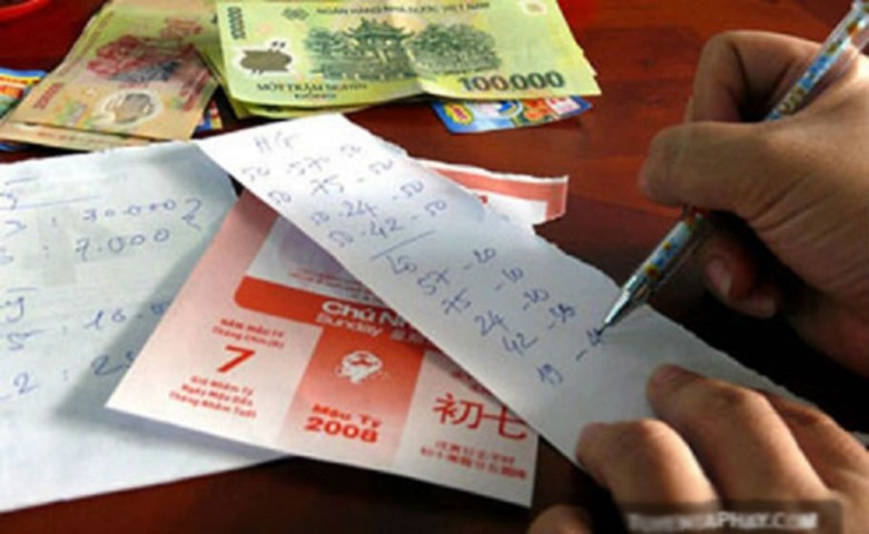 Truy theo nguồn gốc chiếc xe máy, không lâu sau danh tính nạn nhân đã được xác định là ông Hồ Văn Đẹp (SN 1965, trú tại ấp Mỹ Trung, xã Mỹ An, huyện Chợ Mới, An Giang). Xác minh về đời sống, công việc cùng mối quan hệ của ông Đẹp, được biết nạn nhân sinh sống bằng nghề bán cà phê, ngoài ra có ghi số đề. (Ảnh minh họa, nguồn internet) 