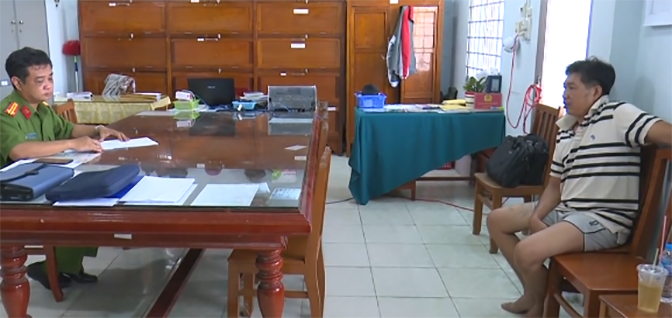 Tối 28/6, Nhàn giắt dao trong người rồi đến rủ ông Đẹp đi lấy tiền ở thị trấn Mỹ Luông. Trên đường đi, hai người tiếp tục cãi nhau về việc ăn chia hoa hồng. Khi đến đoạn đường vắng vẻ thuộc ấp Long Thuận 1, (xã Long Điền A, huyện Chợ Mới), Nhàn giả vờ bảo ông Đẹp dừng xe để đi vệ sinh. Khi xe vừa dừng lại, từ phía sau Nhàn bất ngờ rút dao đâm liên tiếp nhiều nhát đến khi nạn nhân bất động mới dừng tay, cắm con dao xuống đất, cạnh thi thể nạn nhân rồi nhanh chóng tẩu thoát khỏi hiện trường.