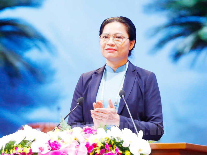 Trình độ chuyên môn: Cử nhân sư phạm. Bà Hà Thị Nga đã trải qua các chức vụ như: Phó Chủ tịch UBND tỉnh Lào Cai, khóa XIV (2011 - 2016), Phó Bí thư Tỉnh ủy Lào Cai... 