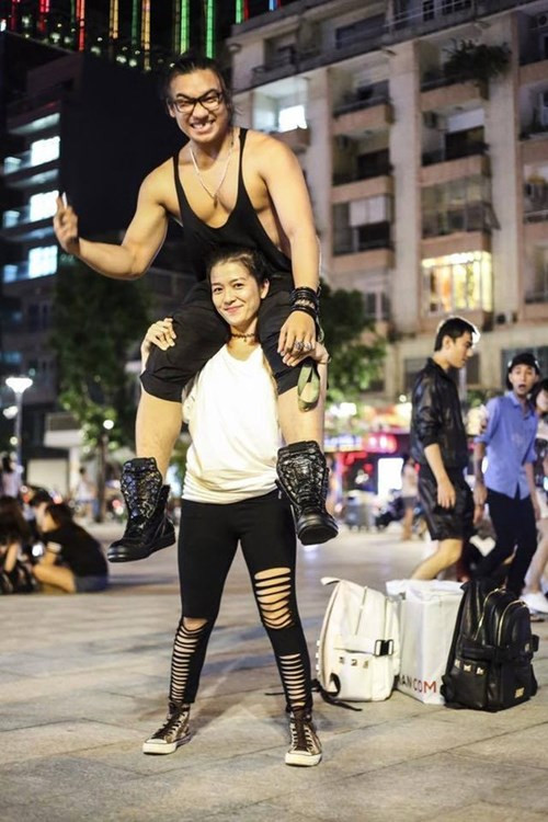 Tuần qua, trên một số fanpage giải trí nổi tiếng của giới trẻ Việt, bức ảnh cô nàng bé hạt tiêu, nặng 43kg nâng bạn trai nặng hơn 80kg trên vai thu hút rất nhiều sự quan tâm của dân mạng Việt. Theo tìm hiểu, chàng trai cơ bắp trong ảnh tên thật là Nguyễn Hữu Thọ, thành viên của nhóm nhạc F Band. Bạn gái anh có nickname HeLen đang là nhân viên văn phòng. Hữu Thọ và HeLen đang theo đuổi và giúp đỡ nhau tập luyện Strength Training nên họ cùng có khả năng nâng vật nặng hơn trọng lượng cơ thể mình nhiều lần một cách dễ dàng.