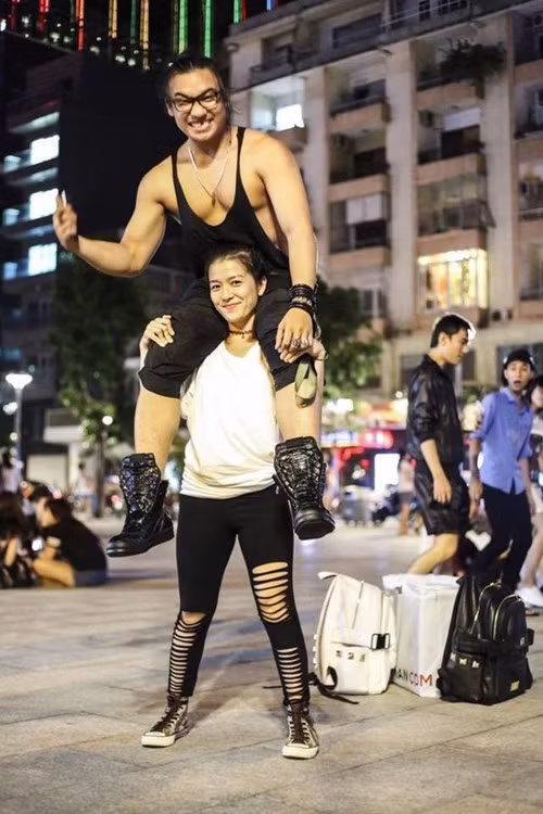 Tuần qua, trên một số fanpage giải trí nổi tiếng của giới trẻ Việt, bức ảnh cô nàng bé hạt tiêu, nặng 43kg nâng bạn trai nặng hơn 80kg trên vai thu hút rất nhiều sự quan tâm của dân mạng Việt. Theo tìm hiểu, chàng trai cơ bắp trong ảnh tên thật là Nguyễn Hữu Thọ, thành viên của nhóm nhạc F Band. Bạn gái anh có nickname HeLen đang là nhân viên văn phòng. Hữu Thọ và HeLen đang theo đuổi và giúp đỡ nhau tập luyện Strength Training nên họ cùng có khả năng nâng vật nặng hơn trọng lượng cơ thể mình nhiều lần một cách dễ dàng.