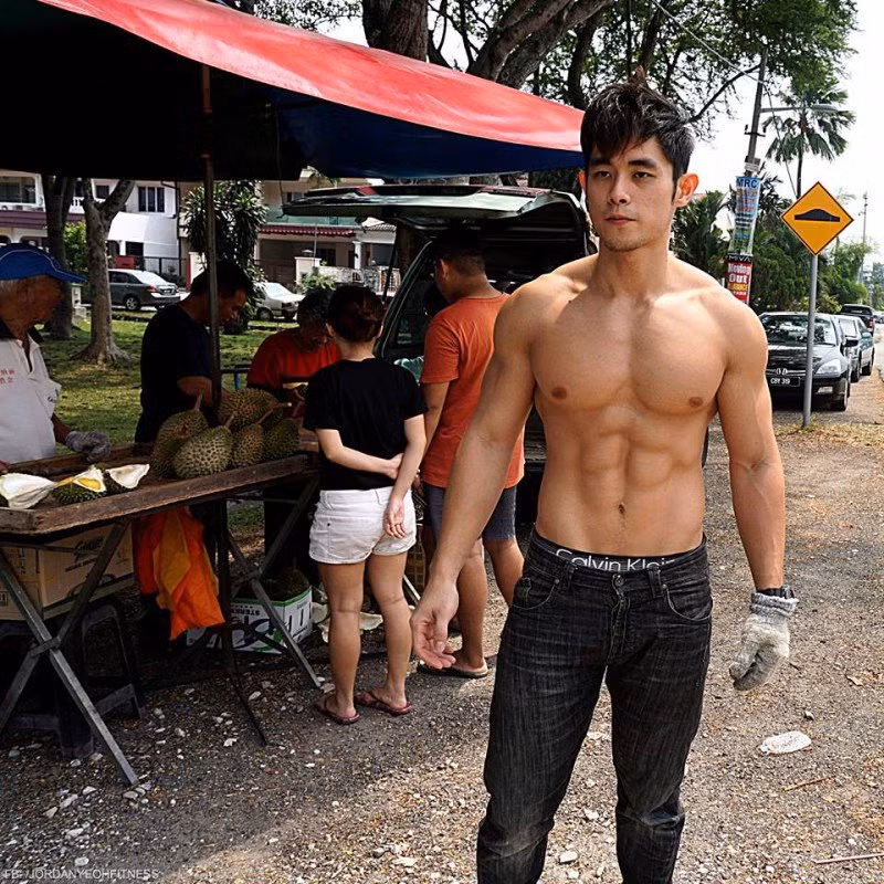 Anh chàng đẹp trai, bụng 6 múi bán sầu riêng nhanh chóng tạo nên một cơn sốt trên mạng Malaysia. Nhiều cô gái trẻ như "phát cuồng" đổ xô đi tìm kiếm thông tin về chàng trai và phát hiện rất nhiều câu chuyện thú vị.