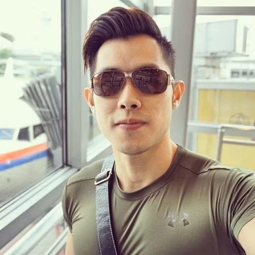 Tháng 7 là thời điểm sầu riêng rộ chín, trở thành thứ quả rất phổ biến ở Malaysia, Jordan Yeoh vì muốn phụ giúp cho một gia đình họ hàng nên đã bớt chút thời gian rảnh của mình đến bán hàng. Vô tình anh trở thành hình ảnh hút thêm rất nhiều khách cho quầy hàng.