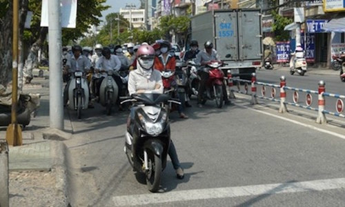 Những bức ảnh chụp lại kiểu tránh nóng dưới bóng cây, đứng chờ đèn đỏ cách xa vạch vôi cả mét của người dân cũng được chia sẻ nhiều, đem ra bàn tán trong thời gian gần đây.