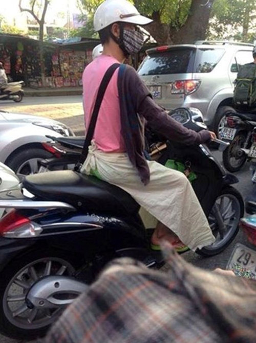 Quá sợ hãi nắng nóng, thậm chí một số người đàn ông đã đánh mất sự "men-lỳ" của mình, khoác lên người những bộ quần áo chống nóng điệu đà như thế này. Cảnh tượng như vậy luôn khiến người tham gia giao thông "há hốc mồm" vì ngạc nhiên.