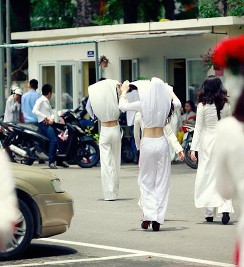 Nắng nóng cũng khiến các cô gái trẻ phải biến bản thân mình trông hớ hênh hơn, vô duyên hơn. Người người vì sợ nắng, sợ đen nên phải tận dụng mọi trang bị, đồ dùng mình có để che lên đầu, tạo bóng râm. Giải quyết được vấn đề nóng nực cho bản thân, nhưng họ lại tạo nên những hình ảnh xấu xí trên đường phố, dễ bị đem ra đánh giá, gây mất thiện cảm với người nhìn.