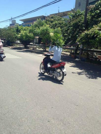 Mới đây, hình ảnh một số thanh niên, người đi đường bẻ cành cây, làm ô tự chế... tránh ánh nắng mặt trời khiến dư luận, dân mạng rất bức xúc. Hầu hết những người này đều không đội mũ bảo hiểm, tiện tay bẻ cành trên đường làm ảnh hưởng đến mỹ quan đường phố.